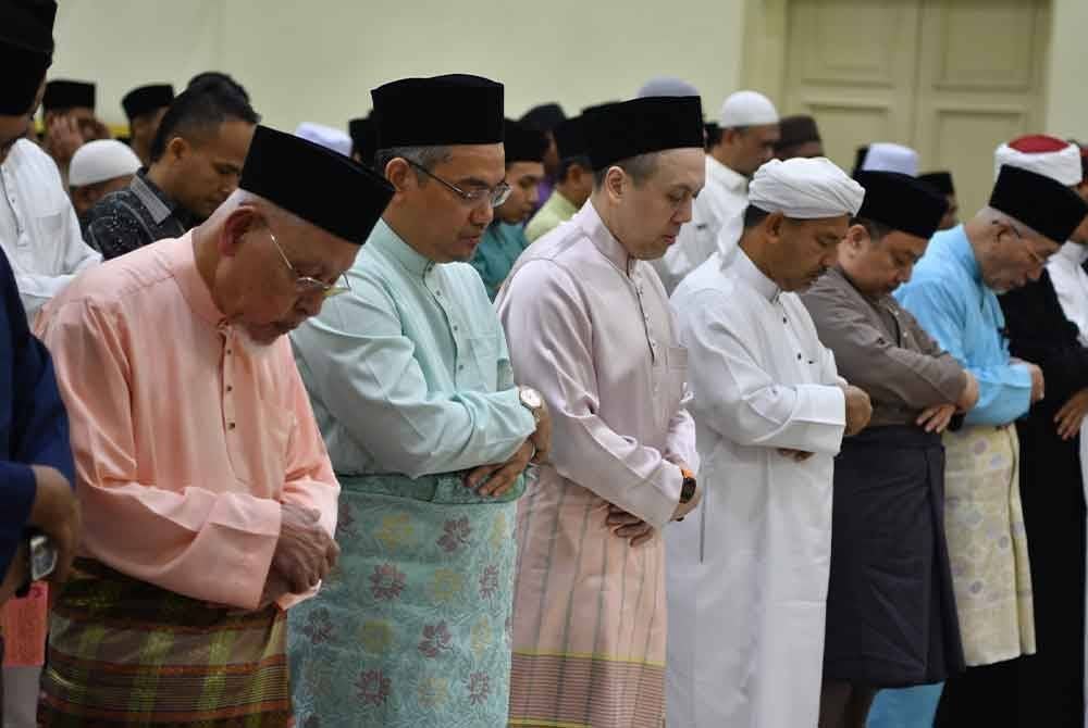 Tengku Muhammad Fakhry (tiga,kanan) menunaikan solat Maghrib berjemaah.