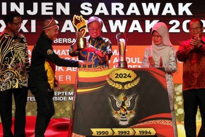 Abang Johari menerima Piala Pusingan dan Piala Iringan Sukma 2024 pada Majlis Penyampaian Insentif kontinjen Sukma 2024 Sarawak pada malam Sabtu. Foto Bernama