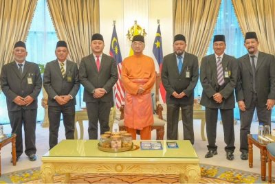 Firdaus (tiga dari kanan) bersama delegasi PBMM ketika mengunjungi Mohd Ali (tengah) di Melaka. Foto Facebook Ridhwan Ali