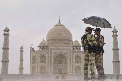 Kubah utama Taj Mahal yang terkenal itu bocor ketika hujan. Foto PTI