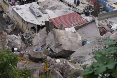 Seorang bayi berusia tiga bulan maut manakala 12 orang dilaporkan hilang susulan kejadian tanah runtuh di bandar San Luis Ayucan, Mexico.