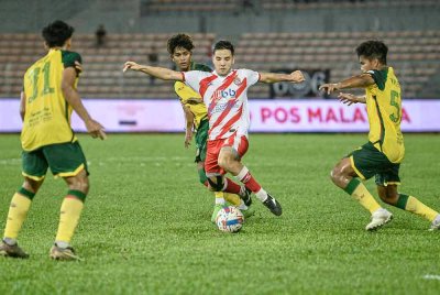 Pemain KL City FC Jovan Motika (tengah) melepasi beberapa halangan pemain Kedah Darul Aman FC ketika perlawanan Liga Super 2024 antara KL City FC menentang Kedah Darul Aman FC di Stadium Bola Sepak Kuala Lumpur pada Sabtu. Foto Bernama