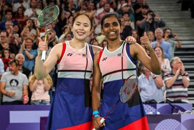 Pearly-Thinaah menewaskan pilihan kedua dari China, Liu Sheng Shu-Tan Ning secara straight set sebentar tadi.