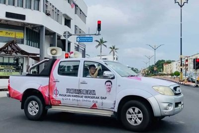 Tinjaun Sinar Harian mendapati jentera bergerak DAP melakukan rondaan di sekitar Bandar Kluang sambil memasang pembesar suara merayu undi buat Syed Hussien Syed Abdullah.
