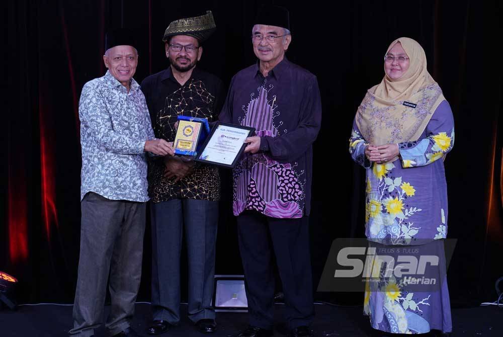 Mohd Ali (dua dari kanan) menyerahkan sijil pengiktirafan kepada Muhammad Nasir (kiri) selaku wakil Kumpulan Karangkraf sebagai rakan kolaborasi Majlis Sayembara Deklamasi Puisi Artistik Hari Malaysia (SDPAHM) Peringkat Kebangsaan Tahun 2024 yang berlangsung di Kompleks Kumpulan Karangkraf pada Ahad. FOTO : SINAR HARIAN / MOHD HALIM ABDUL WAHID