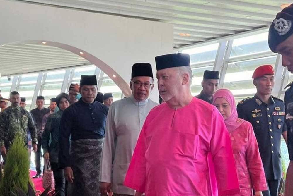 Sultan Ibrahim dan Raja Permaisuri Agong Raja Zarith Sofiah berkenan berangkat ke majlis Sambutan Maulidur Rasul Peringkat Kebangsaan 2024/1446H di PICC hari ini - Foto: Bernama
