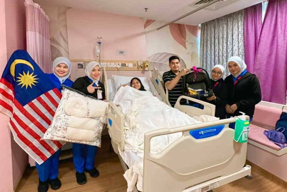Nurul Aini bersama Jefry (tiga dari kanan) bersyukur bayinya lahir pada sambutan Hari Malaysia.