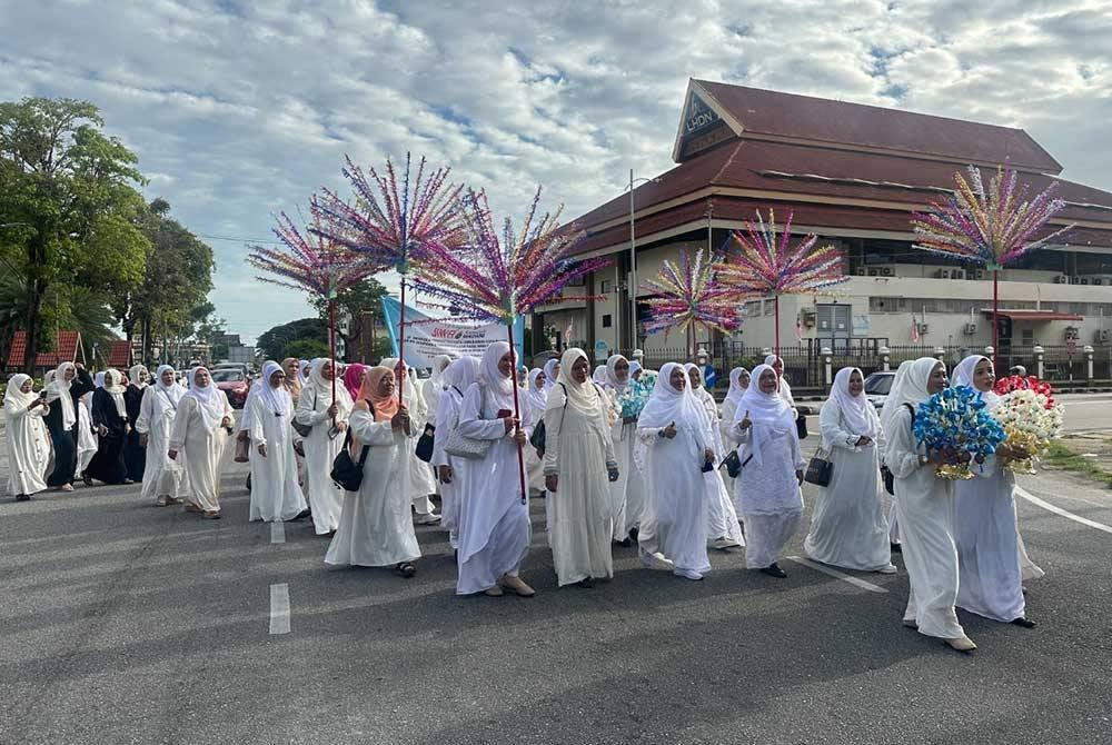 Peserta yang berarak mengelilingi bandar Kota Bharu sempena Perarakan Sambutan Maulidur Rasul 1446H dan Hari Malaysia di Taman Hijau.
