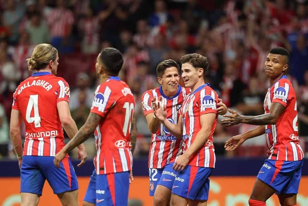 Alvarez (dua, kanan) meraikan jaringan bersama pemain-pemain Atletico Madrid ketika melayan kunjungan Valencia di Madrid. Foto AFP