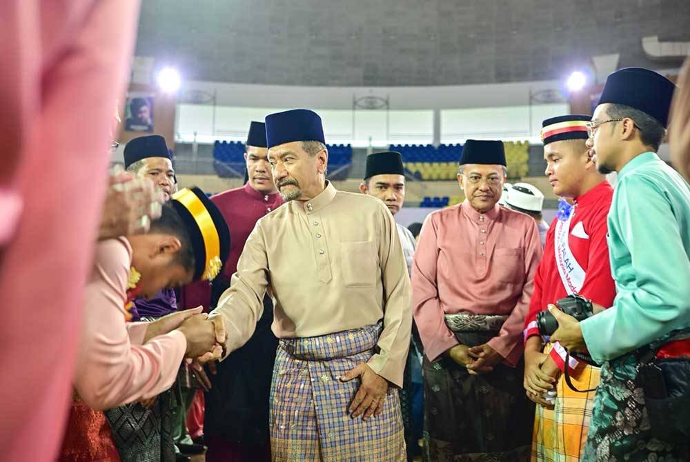 Sultan Mizan (tengah) diiringi Menteri Besar Terengganu, Datuk Seri Dr Ahmad Samsuri Mokhtar menyantuni mereka yang hadir sempena Majlis Sambutan Maulidur Rasul Peringkat Negeri Terengganu di Stadium Tertutup Gong Badak, di Kuala Nerus pada Isnin.