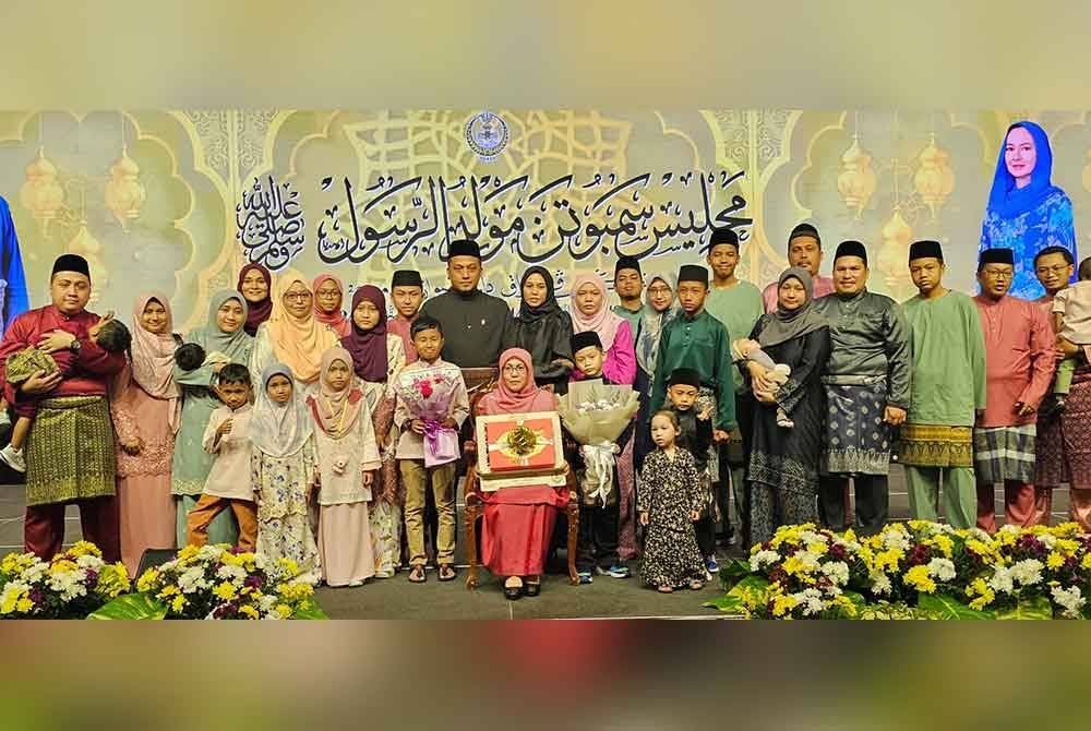 Rohani (duduk, tengah) bersama kesemua anak dan cucu pada Majlis Sambutan Maulidur Rasul peringkat negeri Perak di Ipoh.
