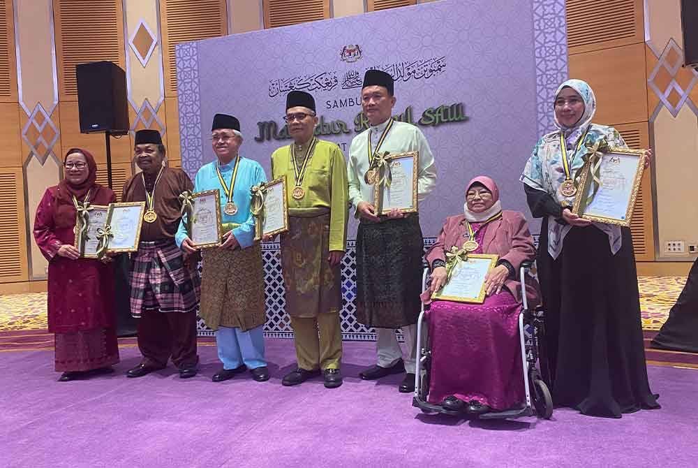 Michael (tiga dari kanan) bergambar bersama penerima Anugerah Maulidur Rasul 2024 lain di PICC pada Isnin.