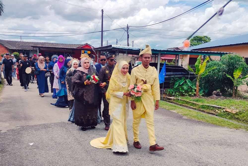 Tujuh pasangan pengantin diarak ke Dewan Sharifah Azizah dengan paluan kompang.
