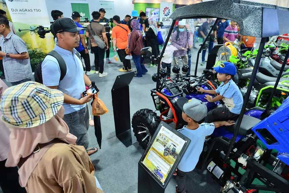 Kanak-kanak teruja menaiki pelbagai jentera yang dipamerkan di Laman Mekanisasi.