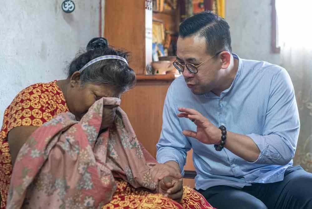 Ibu Dharsini yang juga OKU penglihatan sebak ketika menerima kunjungan Steven. Foto Facebook Steven Sim