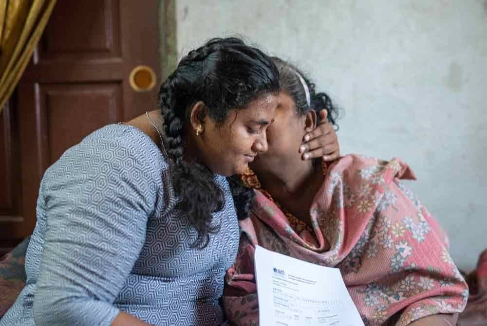 Dharsini memeluk ibunya yang juga OKU penglihatan selepas impian untuk menyambung pelajaran di Universiti Teknikal Malaysia (UTeM) di Melaka tercapai hasil bantuan Steven Sim. Foto Facebook Steven Sim