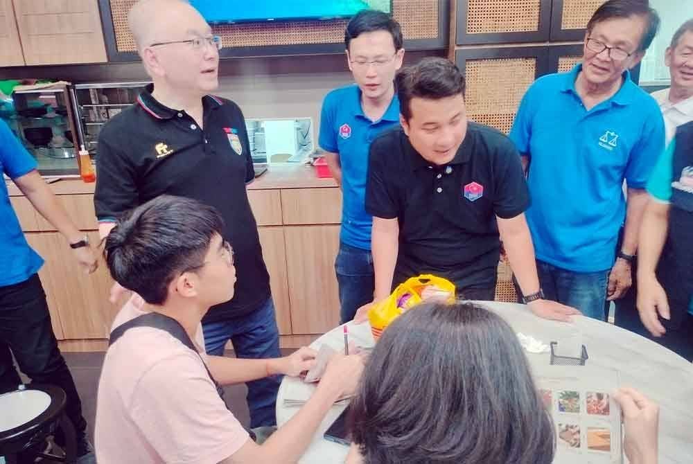 Ka Siong (kanan) membantu Syed Hussien (dua dari kanan) berkempen pada PRK DUN Mahkota.