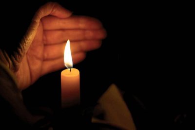 Iwan turut membeli lilin dan menitiskan lelehan lilin panas ke atas kaki mangsa sebagai 'hukuman'. Gambar hiasan 123RF