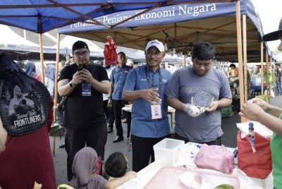 Mohamad Haizan aktif berkempen mendekati pengundi pelbagai peringkat usia di DUN Mahkota.