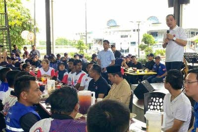 Onn Hafiz berucap pada Program Sembang Santai @ Makan Tengah Hari Bersama Belia DUN Mahkota, di Kluang pada Isnin.