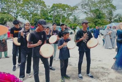 Paluan kompang dari kumpulan anak muda Taman Ilham.