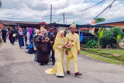 Tujuh pasangan pengantin diarak ke Dewan Sharifah Azizah dengan paluan kompang.