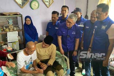 Tengku Zafrul dan Syed Hussein ketika Program Ziarah Kasih di Kampung Melayu sempena PRK DUN Mahkota, pada Isnin.