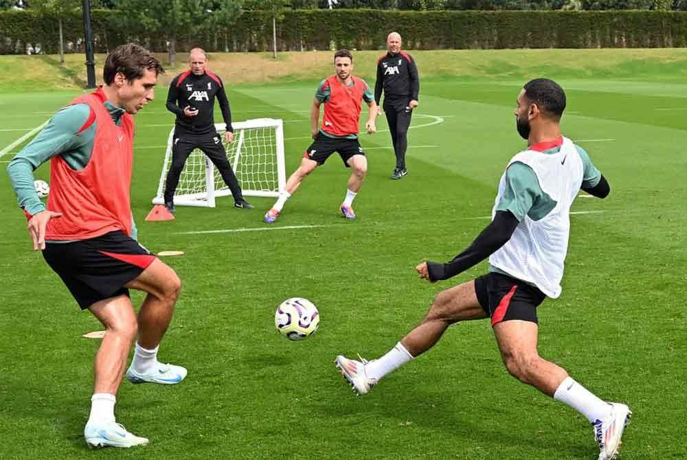 Federico Chiesa (kiri) dijangka membuat penampilan pertama bersama Liverpool pada aksi Liga Juara-Juara menentang AC Milan di San Siro. Foto: Agensi