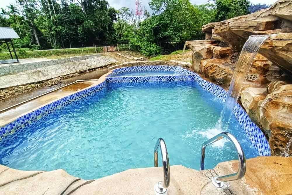 Kolam renang yang disediakan di pusat peranginan tersebut.