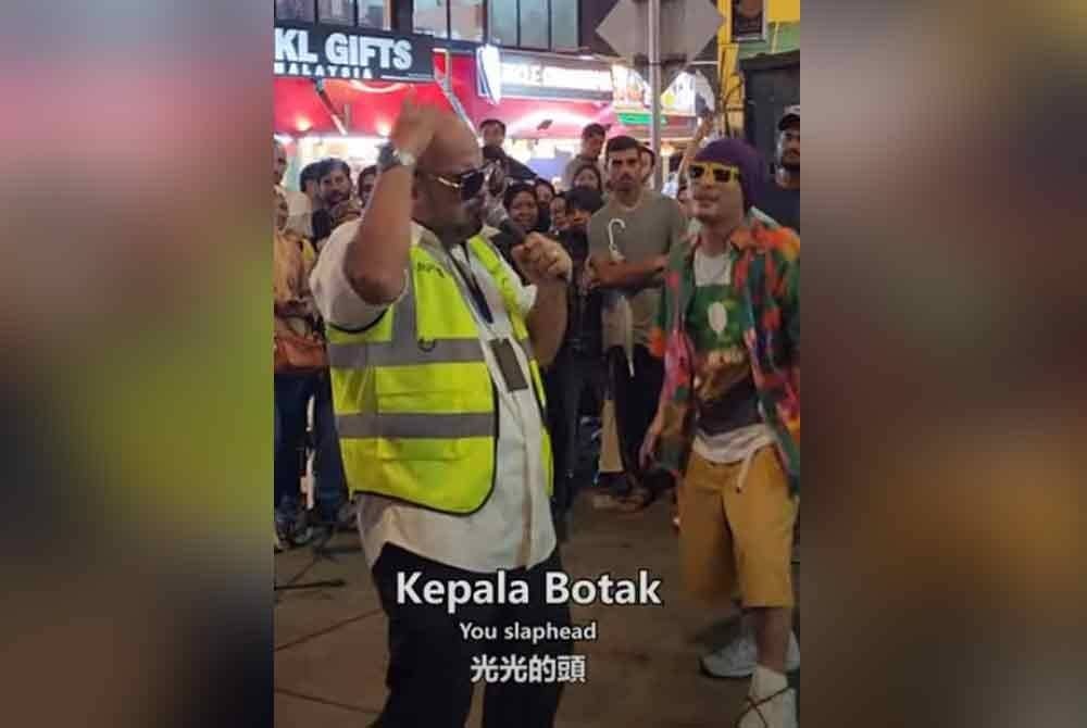 Tangkap layar persembahan Harith dan Namewee (kanan) di Bukit Bintang, Kuala Lumpur baru-baru ini.