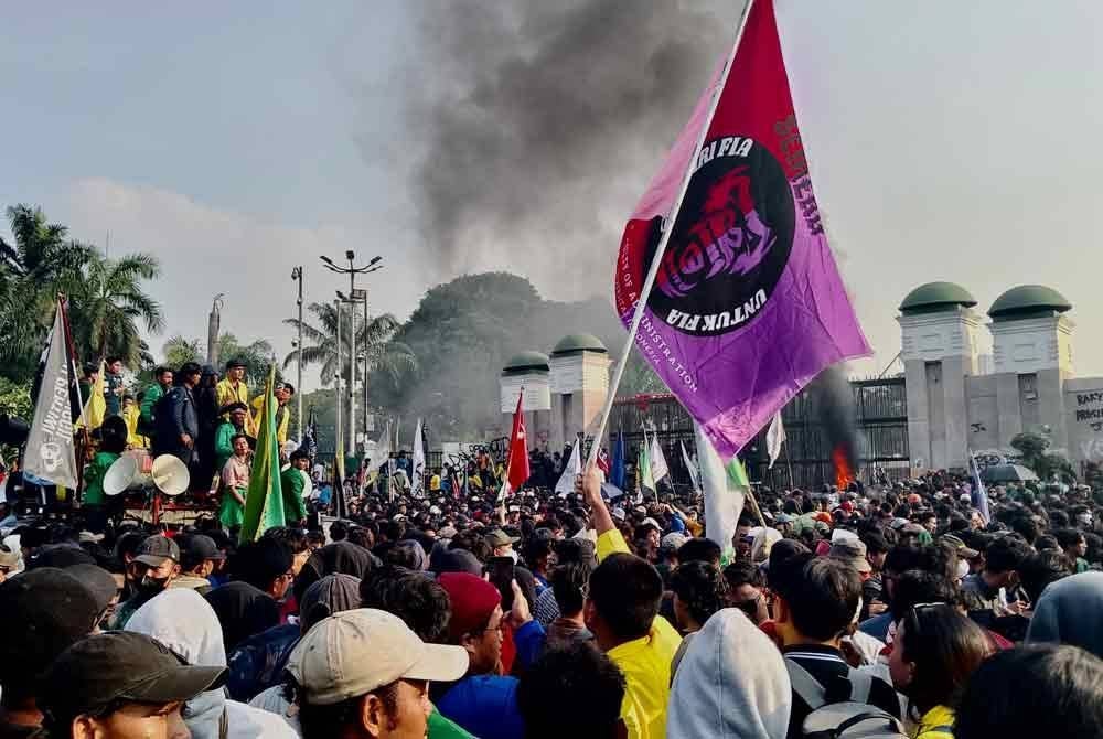 Mahasiswa melakukan tunjuk perasaan di banyak kota utama pada Ogos lalu bagi membantah semakan rang undang-undang pilihan raya tempatan Indonesia.