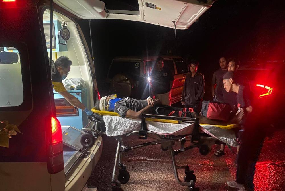 Lelaki yang parah di kepala dibawa ke hospital untuk rawatan selanjutnya. Foto Bomba