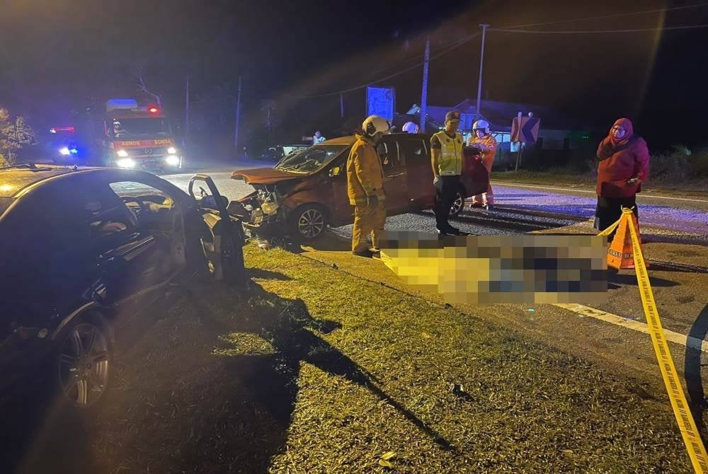 Seorang wanita warga emas maut apabila kereta dinaiki bersama dua cucu dipercayai hilang kawalan lalu bertembung dengan sebuah Honda Civic dalam kejadian dekat Kampung Sungai Tong, Setiu awal pagi Selasa.