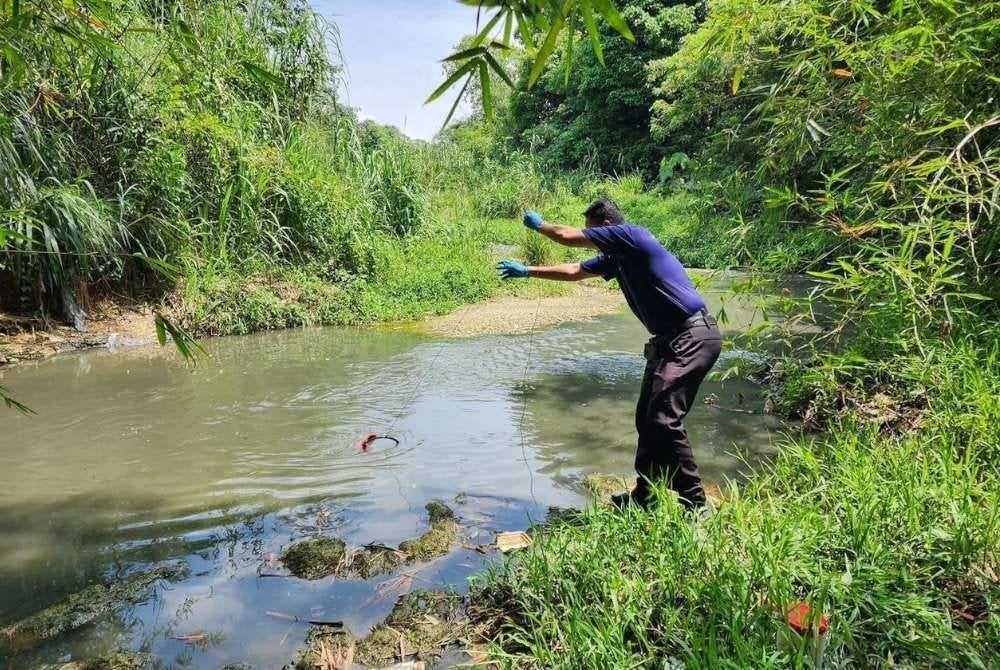 Sampel air di Sungai Sekah, Nilai diambil untuk siasatan.