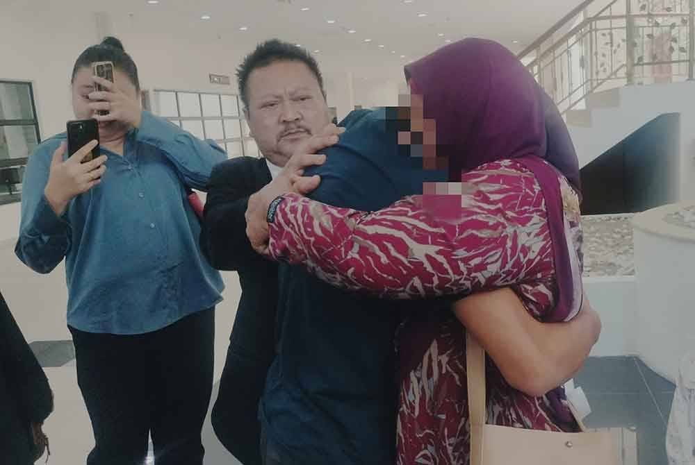 'Abang Bas' memeluk erat ibunya selepas bayaran jaminan selesai dibayar di Kompleks Mahkamah pada Selasa.