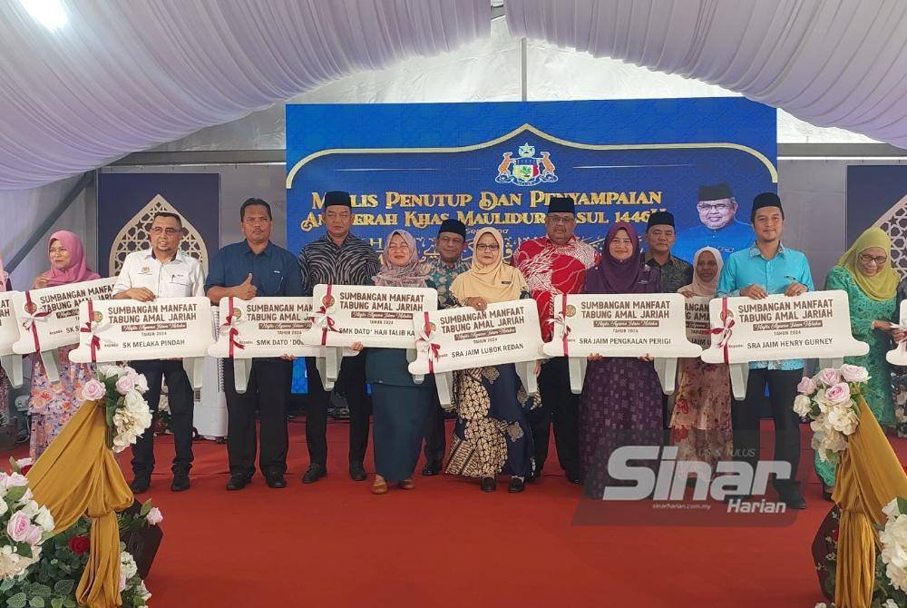 Ab Rauf (tengah) bergambar bersama penerima-penerima Anugerah Khas Maulidur Rasul.