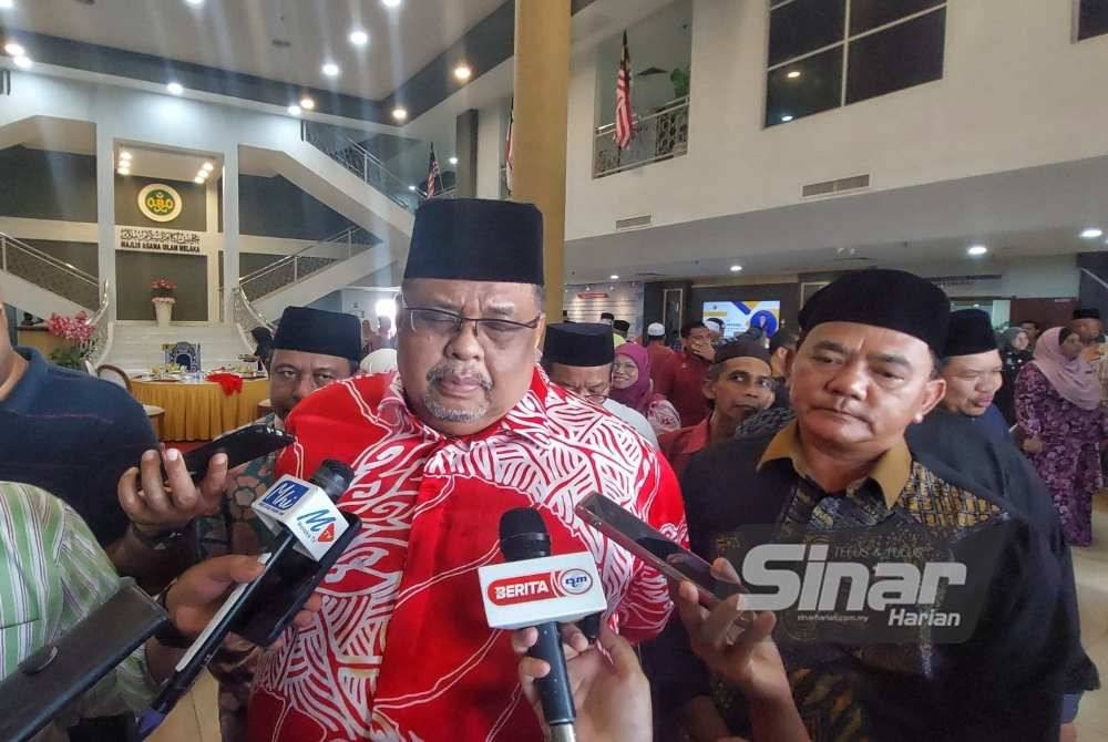 Ab Rauf (tengah) ketika ditemui pemberita selepas Majlis Penutup dan Penyampaian Anugerah Khas Maulidur Rasul sempena Sambutan Maulidur Rasul 1446H Peringkat Negeri Melaka 2024 di Dataran Pusat Islam, Bukit Palah pada Selasa.