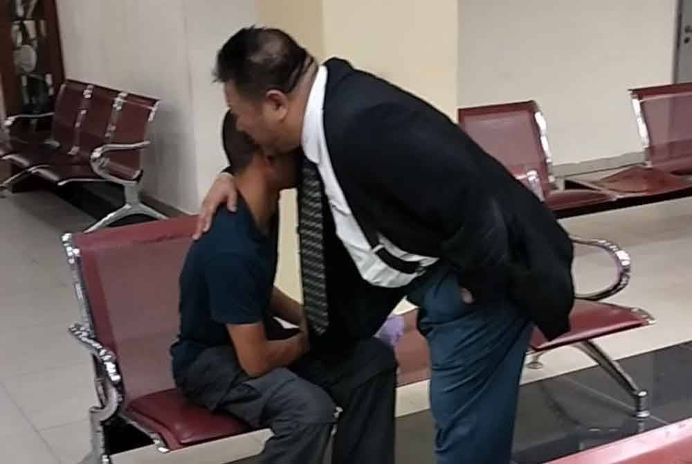 Ahmad Zaharil tidak dapat menahan sebak sebaik sahaja polis membawa 'Abang Bas' dari Pusat Koreksional Muar.