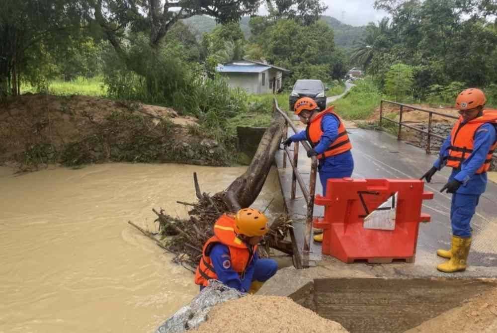 Anggota APM memantau banjir di Daerah Bandar Baharu, Kedah. FOTO APM