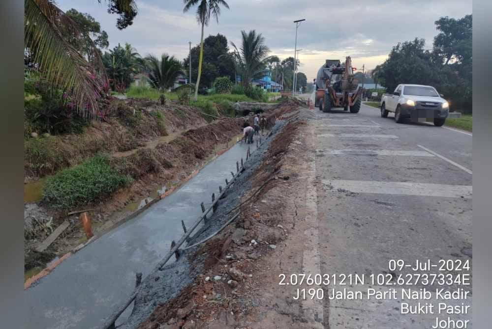 Kerja-kerja di Kampung Parit Naib Kadir.