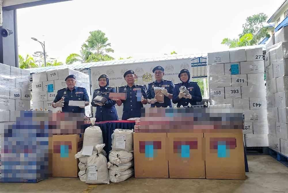 Nadzri (tengah) menunjukkan sebahagian rampasan bernilai RM1.2 juta ketika sidang akhbar di Wisma Kastam, Jalan Tun Abdul Razak, Durian Tunggal di sini, pada Selasa.