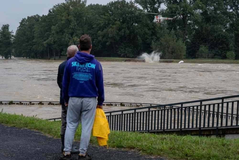 Kawasan Austria, Republik Czech, Hungary, Romania dan Slovakia telah dilanda angin kencang dan hujan lebat yang luar biasa. Foto AFP