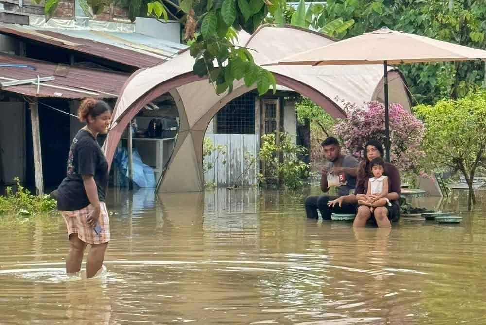 Lebih 100 buah rumah di Kampung Sungai Kechil dilanda banjir kilat susulan hujan lebat sejak malam Isnin.