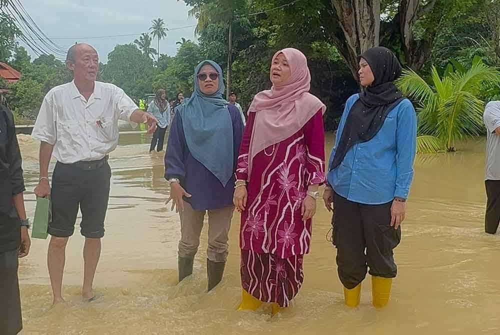 Fadhlina (dua dari kanan) meninjau kawasan banjir di Kampung Sungai Kechil pada Selasa.