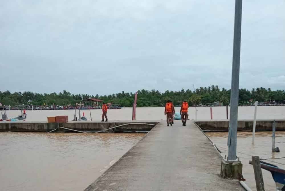 Bomba membuat pemantauan di lokasi kejadian berdekatan Jeti Pasar Bisik, Kota Kuala Muda. Foto JBPM