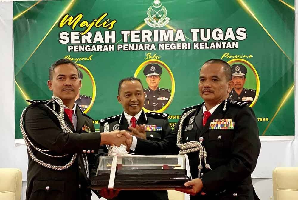 Hamid (kanan) semasa Majlis Serah Terima Tugas bersama Kamaruzaman, disaksikan Mohamad Rosidek di Dewan Tan Sri Murad Ahmad, Pengkalan Chepa, Kota Bharu pada Selasa.