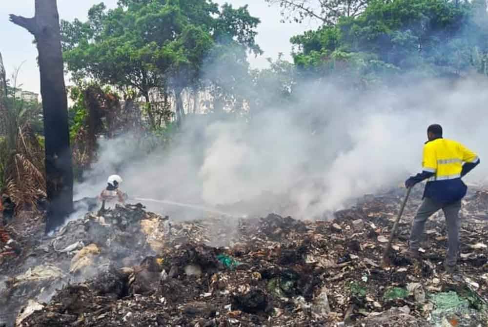 Keadaan di tempat pembuangan sampah haram di kawasan perumahan di Kampung Jawa di sini.