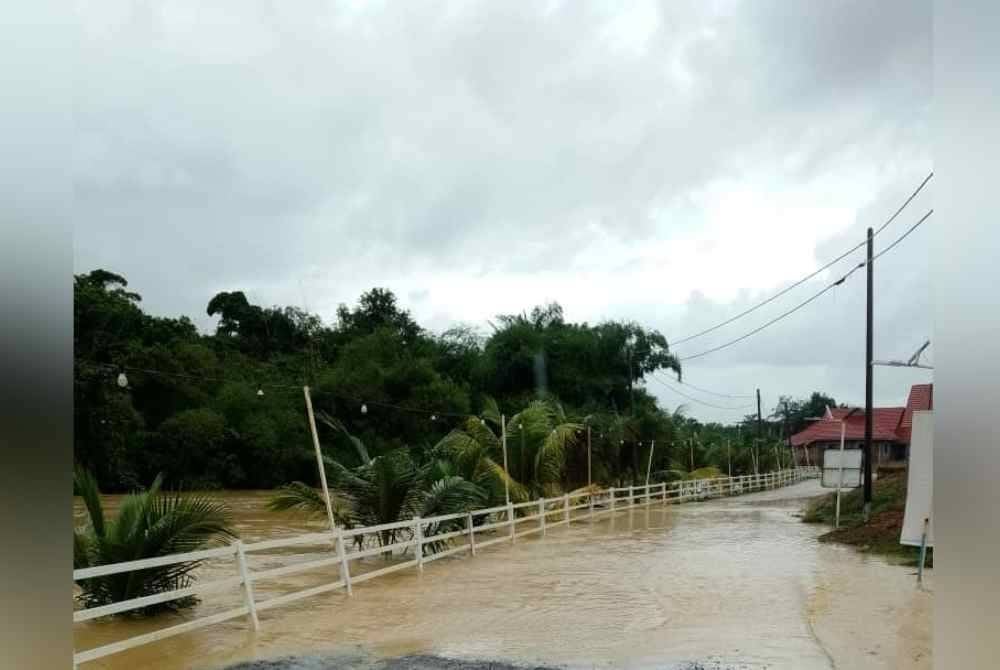 Banjir di daerah Kulim menyebabkan beberapa kawasan dinaiki air. Foto JBPM