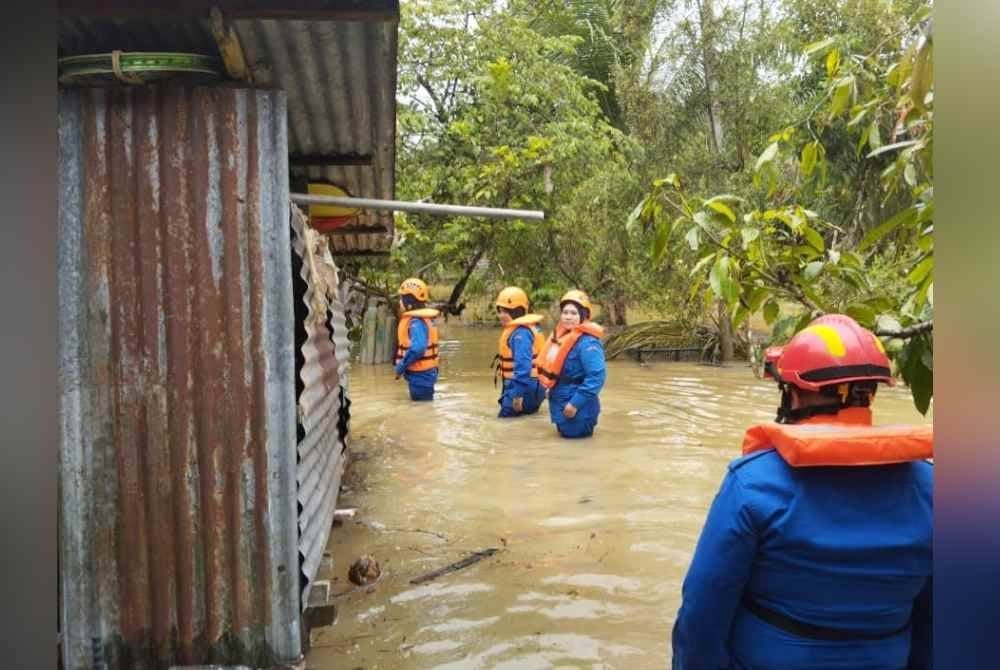 Anggota APM Daerah Bandar Baharu membuat pemantauan di beberapa lokasi di Kedah yang dinaiki air. Foto APM