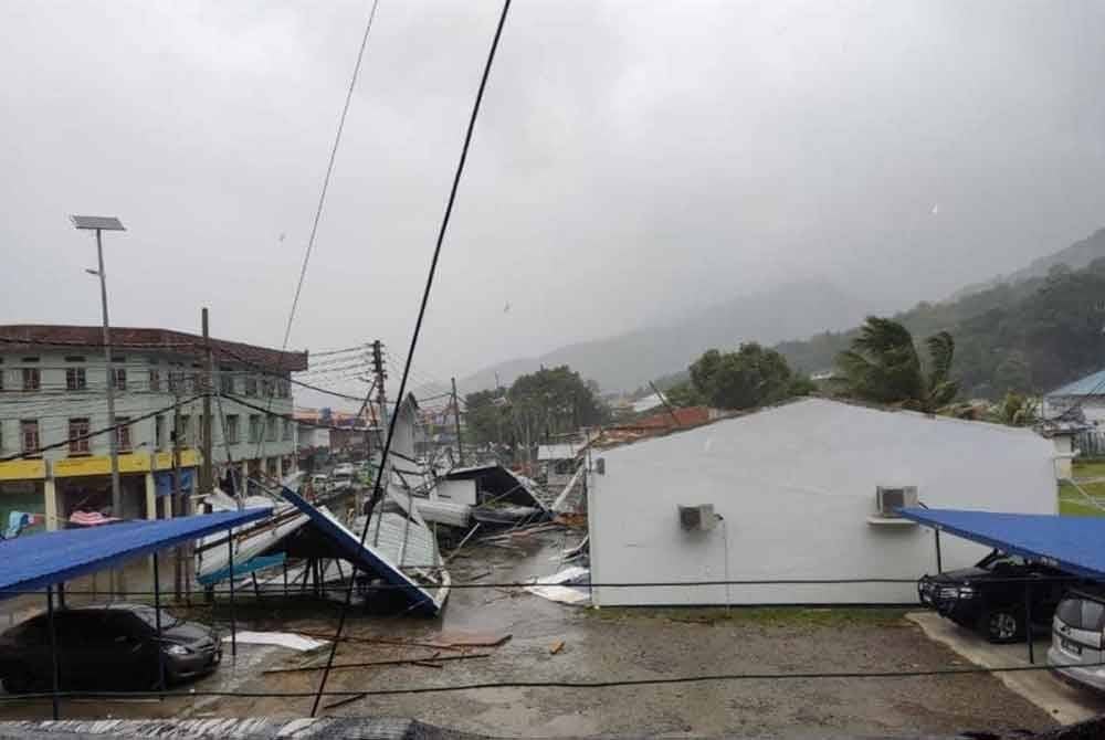 Keadaan bumbung Balai Polis Tenom yang diterbangkan angin.